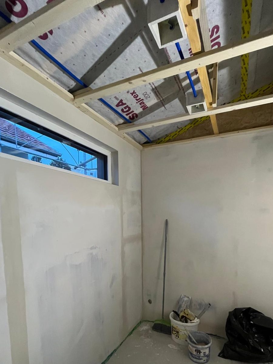 Derselbe Eingangsbereich im Rohbau, Blick in den Gang zum Korridor, mit gespachtelten Plattenstössen und noch offener Deckenkonstruktion
