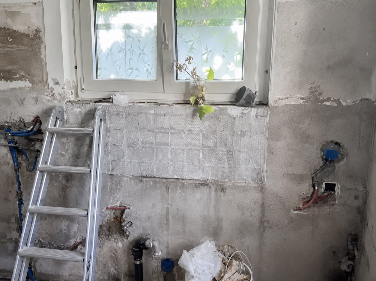 Küche vor der Renovation mit abgenutzter Oberfläche