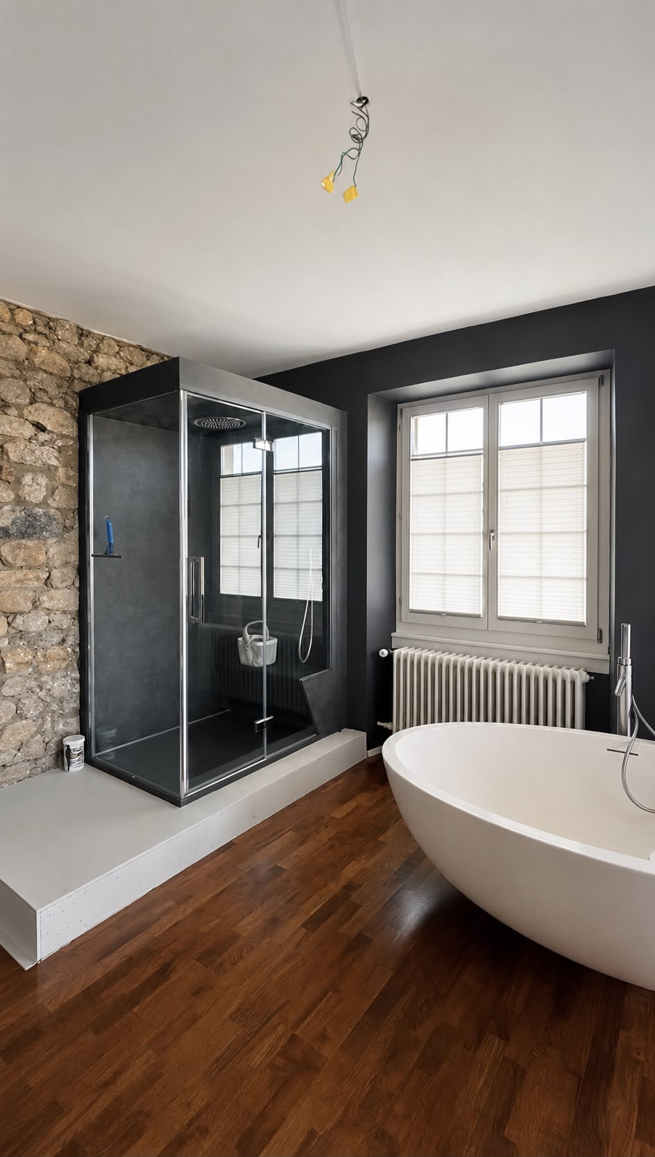 Badezimmer mit Dusche, Natursteinwand und dunklem Wandanstrich