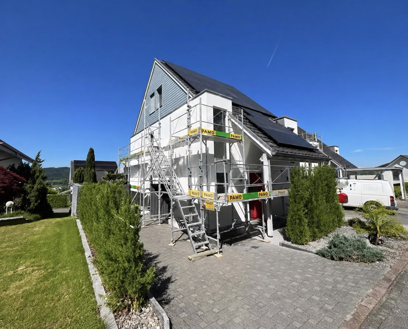 Einfamilienhaus mit Gerüst aus der Eckperspektive