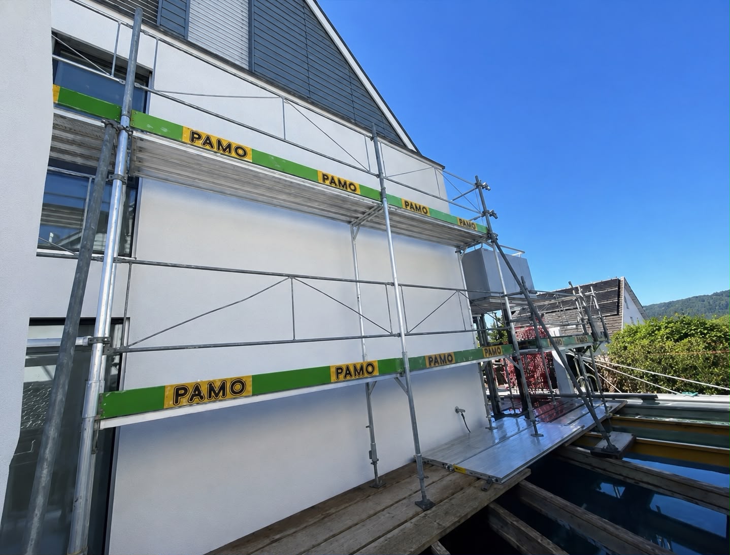Frisch gestrichene Seitenfassade des Einfamilienhauses