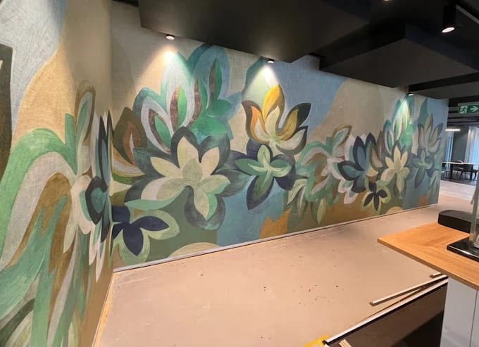 Dekorative florale Wandgestaltung in Grün-, Blau- und Ockertönen